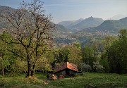 17 Vista sul baitello 'Ferrari' e verso la Val Serina